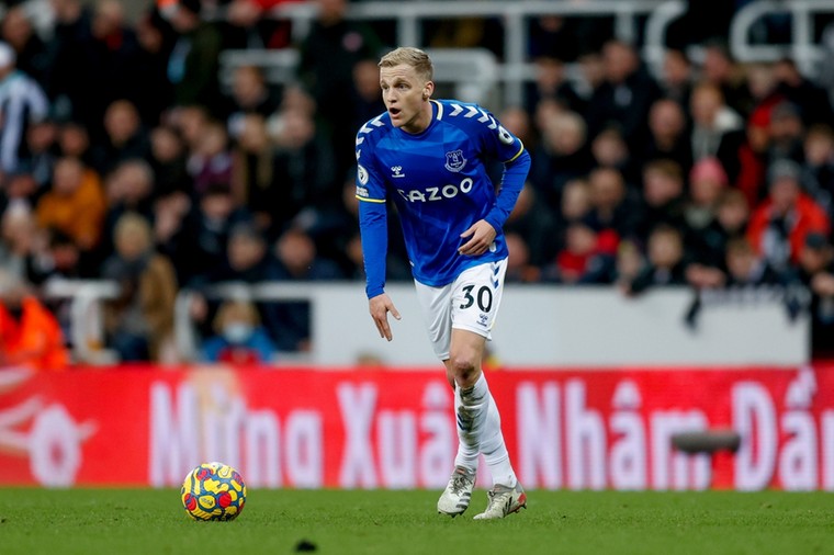 Verbazing bij Everton over reserverol Van de Beek bij United: ‘Als hij zo goed is…’