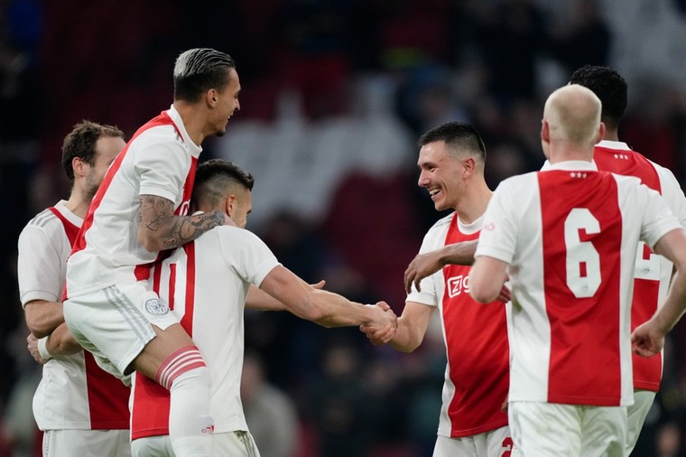 Flitsend Ajax laat geen spaan heel van Vitesse
