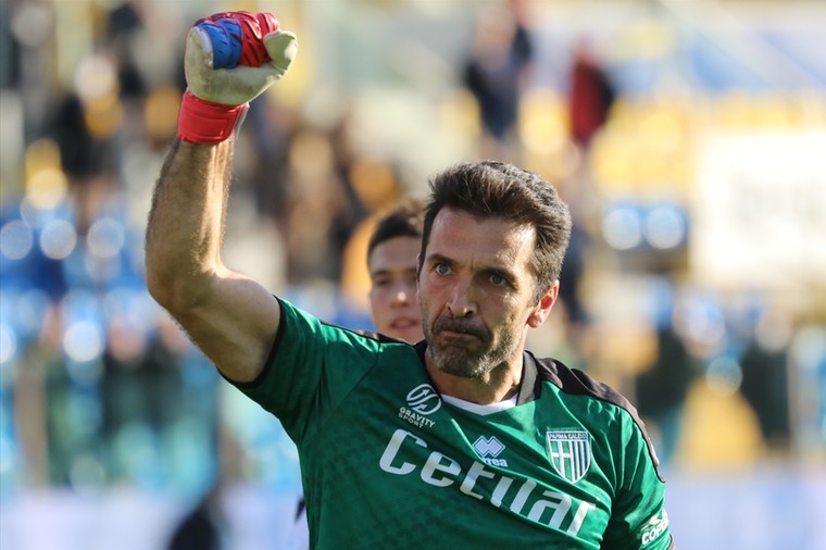 Buffon (44) weet van geen ophouden en verlengt contract met twee jaar