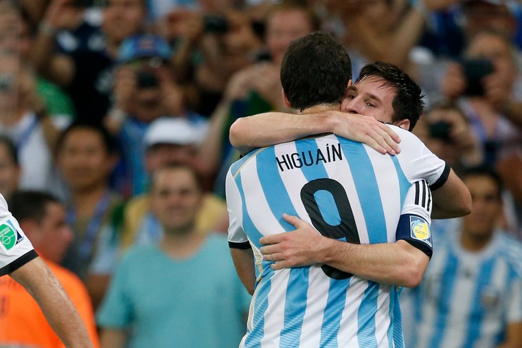 Higuaín tipt Messi voor zijn toekomst: ‘Hij kan hier gelukkig worden’