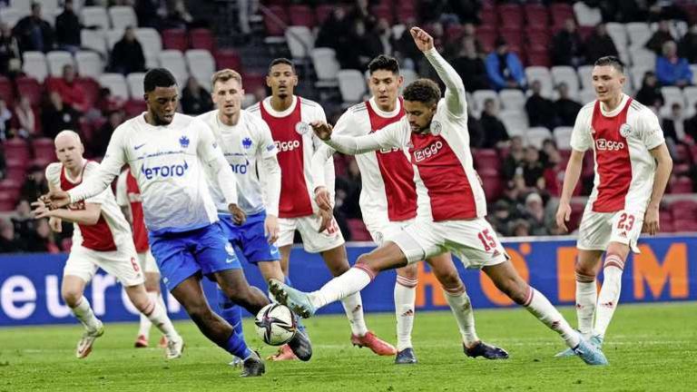 Deel aanhang Ajax zingt Marc Overmars toe in ArenA
