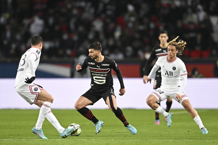 Mbappé redt PSG op bijzondere avond voor Xavi Simons