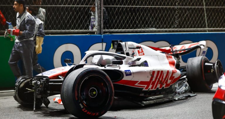 Schumacher naar ziekenhuis na zware crash in Q2, Steiner zinspeelt op één Haas voor de race