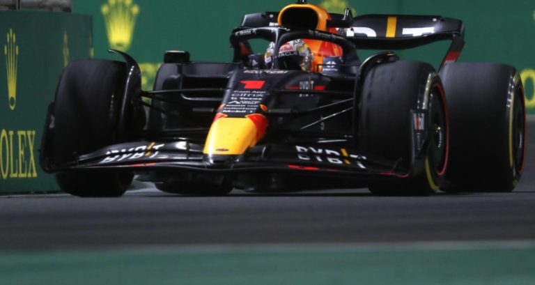 Race: Vechtersbaas Verstappen verslaat Leclerc na straatgevecht in slotfase GP Saoedi-Arabië