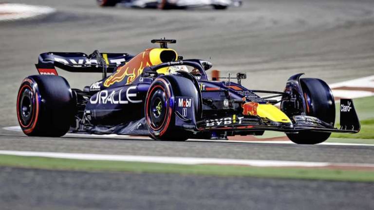 Verstappen grijpt naast pole bij opening F1-seizoen in Bahrein