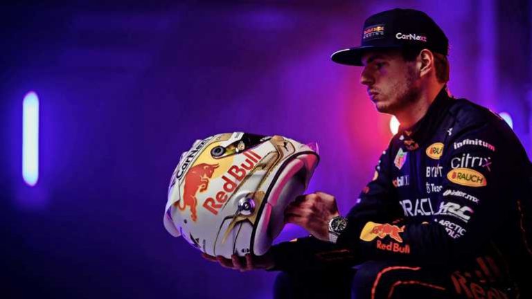 Max Verstappen klaar voor nieuwe strijd met Hamilton: ’We gaan er weer tegenaan’