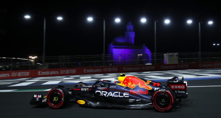 Pérez grijpt eerste pole in Saoedi-Arabië, Verstappen vierde achter Ferrari’s