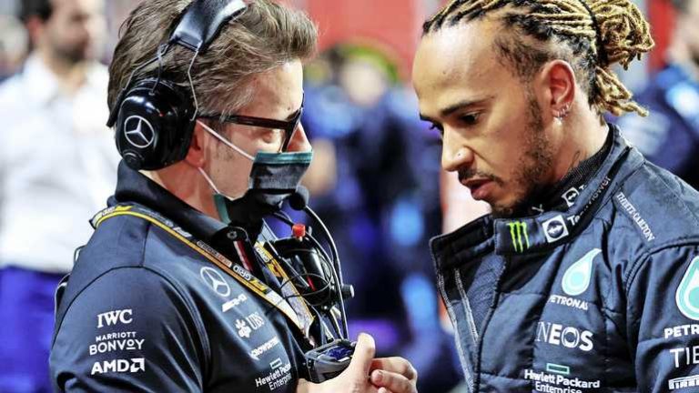 Lewis Hamilton bekent worstelingen: ’Heb het al lange tijd mentaal zwaar’