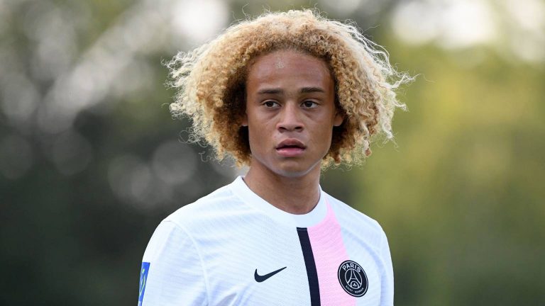 Simons leert bij PSG van ‘vader’ Neymar, maar kijkt zelf vooral naar Verratti
