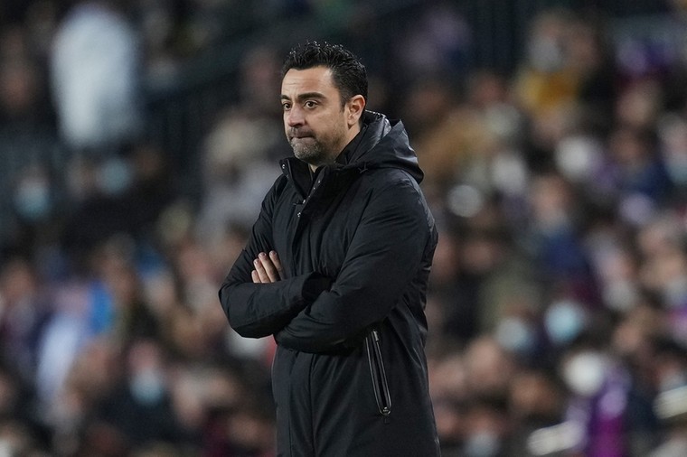 Xavi legt uit waarom matchwinner Memphis geen basisspeler is bij Barça
