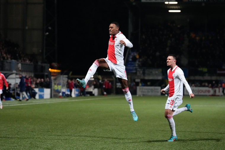 Ajax flikt het weer: Gravenberch redt slordige koploper met wereldgoal