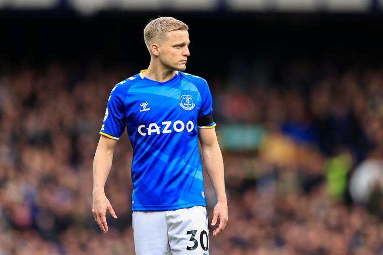 Van de Beek vol in degradatiestrijd met Everton: ‘Het is echt schokkend om te zien’