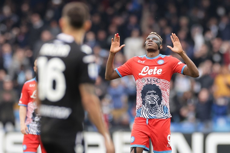 Osimhen houdt Maradona-droom in dertiende shirt van het seizoen (!) in leven