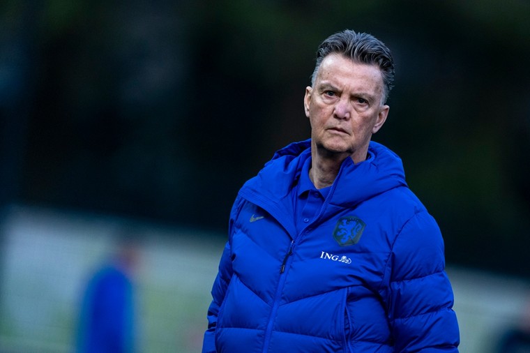 Streep door de rekening voor Oranje: Van Gaal test positief op corona
