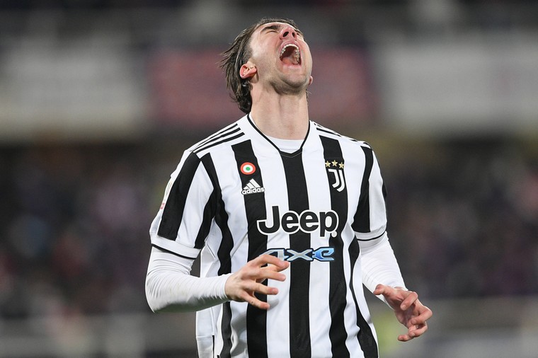 ‘Piepjong’ Juventus steelt zege na eigen goal, Vlahovic mikpunt van fans