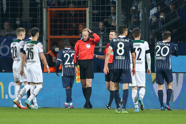 Grensrechter geraakt door beker bier, Bundesliga-duel definitief gestaakt