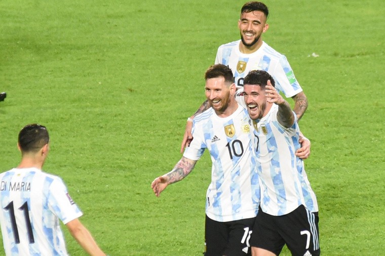 Stralende Messi heeft bij Argentinië wél reden tot lachen en gaat in op toekomst