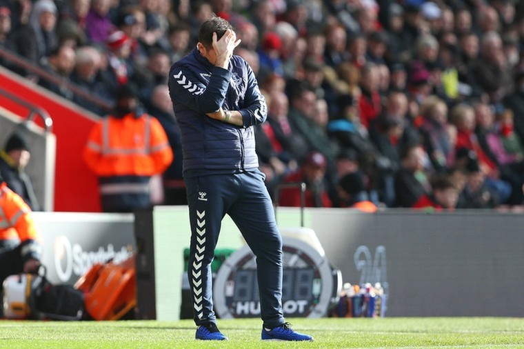 Engelse scheidsrechtersbaas door het stof na benadeling Everton