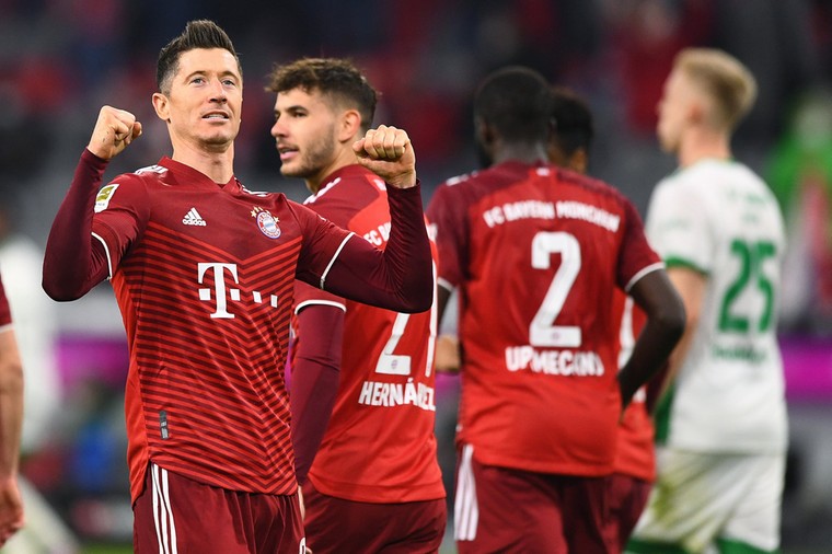 Lewandowski evenaart Müller op zorgeloze avond voor Bayern