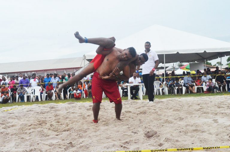 Eerste beach worsteltoernooi in Nickerie