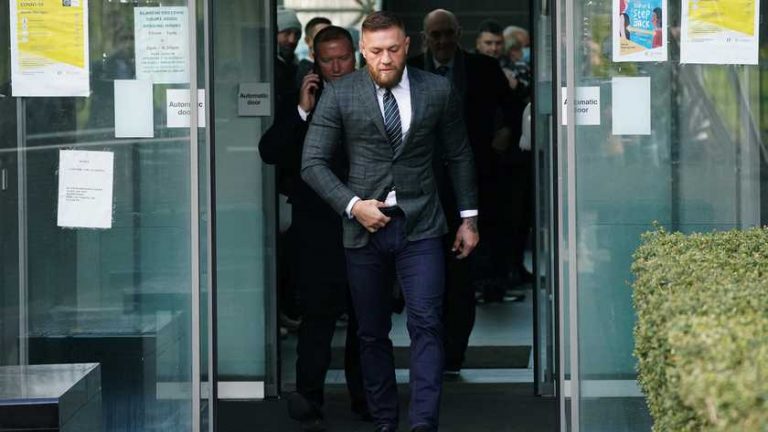 Conor McGregor meldt zich in de rechtbank en hoort zestal beschuldigingen aan
