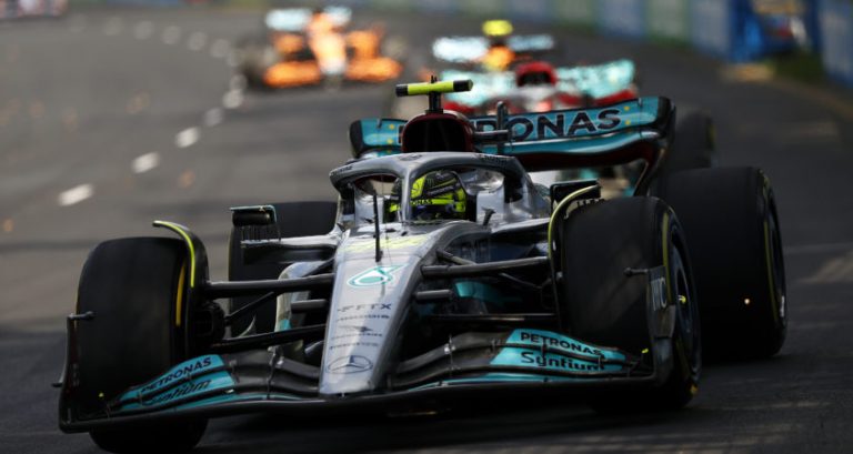 Hamilton voert druk op: ‘Hebben nú verbeteringen nodig, niet over twee races’