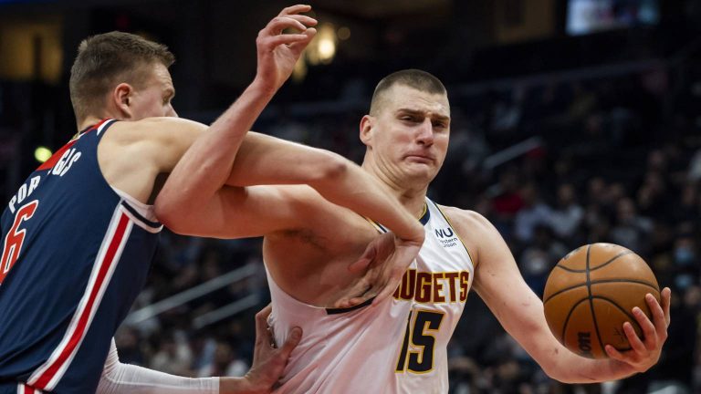 Atypische Jokic schrijft basketbalgeschiedenis met duizelingwekkende NBA-cijfers