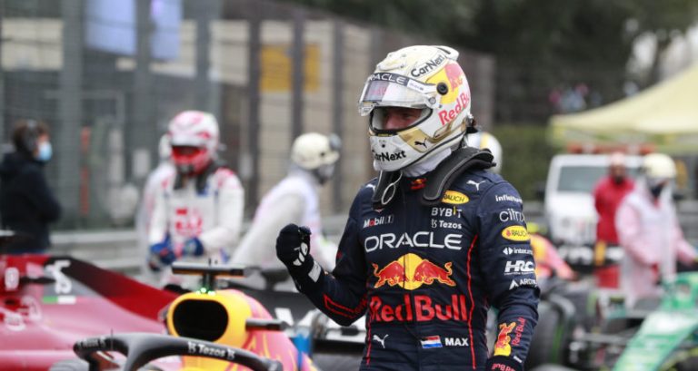 Verstappen blij met eerste pole van 2022 na ‘hectische kwalificatie’