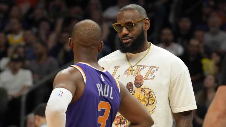 LeBron James kijkt toe tijdens dramatisch duel LA Lakers
