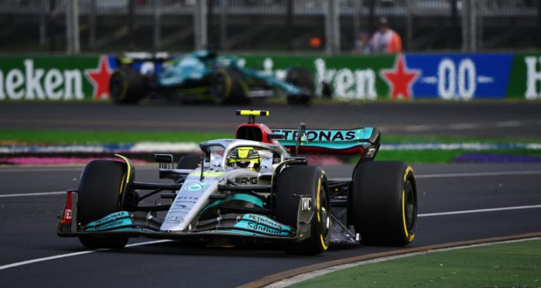 Hamilton gefrustreerd: ‘Met een redelijke ronde liggen we nog 1,2 seconden achter’
