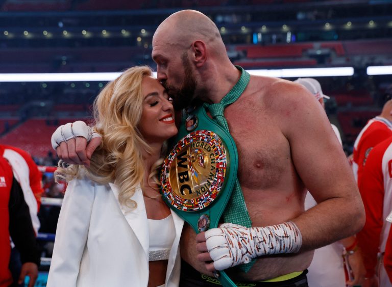 Tyson Fury gaat na meedogenloze knock-out op uitzinnig Wembley ongeslagen met bokspensioen