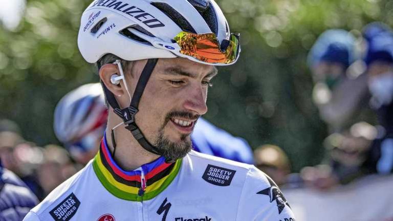 Alaphilippe pakt fraaie zege in Baskenland, Roglic behoudt geel