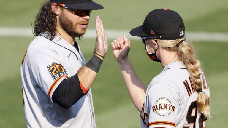Publiek op de banken voor de eerste vrouwelijke coach op het veld in de MLB