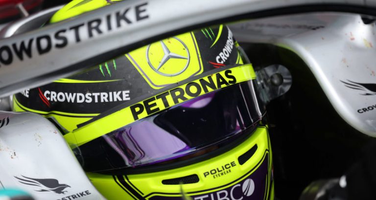 Wolff verontschuldigt zich bij Hamilton op boordradio: ‘Sorry voor deze auto’