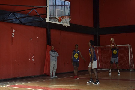 Basketballers werken eerste training af