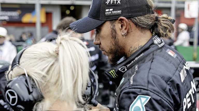 Helmut Marko sneert naar Hamilton: ’Misschien denkt hij dat hij vorig jaar had moeten stoppen’