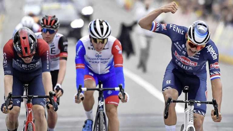 Magistrale Mathieu van der Poel wint voor tweede keer Ronde van Vlaanderen