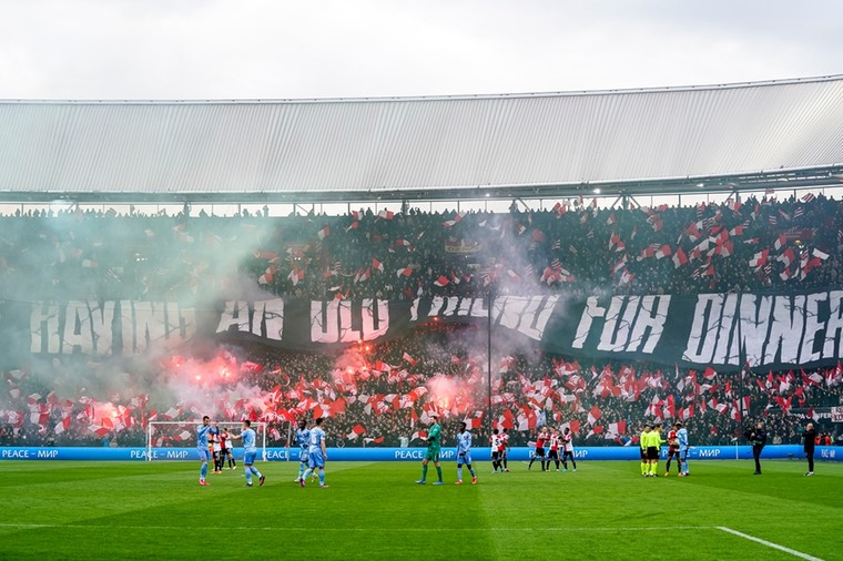 Extreem late domper voor Feyenoord op hectische Europese avond in De Kuip