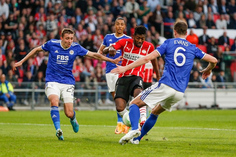 PSV bezwijkt onder druk Leicester en geeft plek in halve finale weg