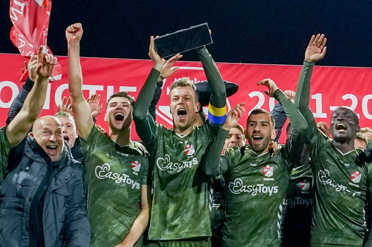Smaakmaker Rui Mendes schiet FC Emmen in stijl naar Eredivisie