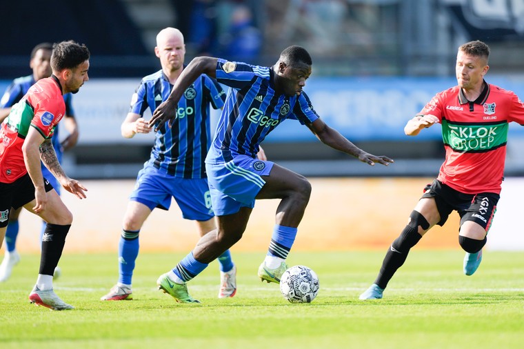Brobbey behoedt Ajax voor uitglijder in titelrace