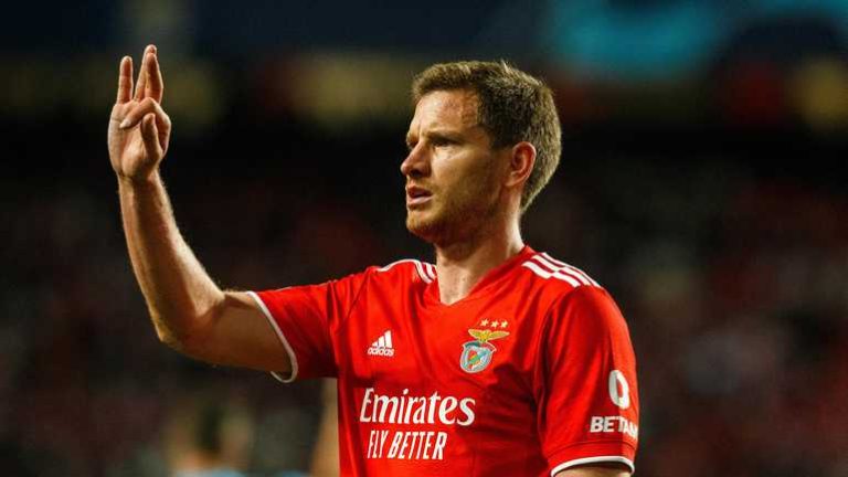 Jan Vertonghen maant FIFA tot actie: ’Zuivere speeltijd en rood bij schwalbes’