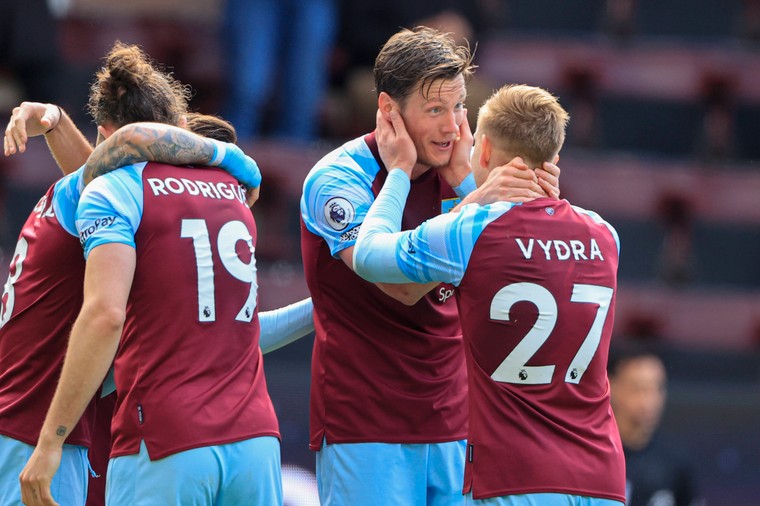 Weghorst cruciaal voor Burnley, Jorginho zet zichzelf voor schut bij winnend Chelsea