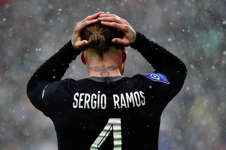 Piqué verder in het nauw: Ramos moest helpen bij verdrijven van Spaanse bobo