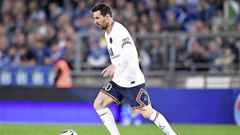Lionel Messi stoot Conor McGregor van de troon