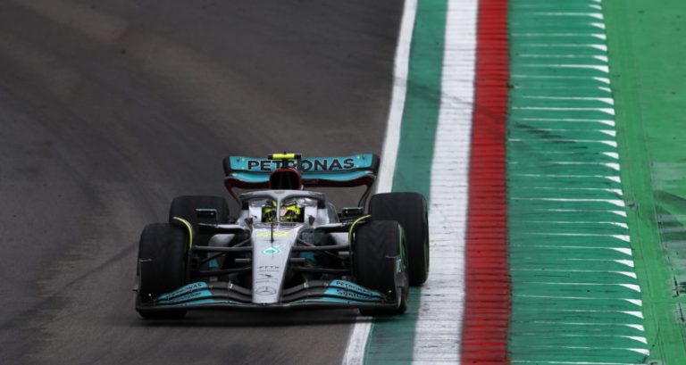 Russell: ‘Manier waarop Hamilton Mercedes motiveert is inspirerend’