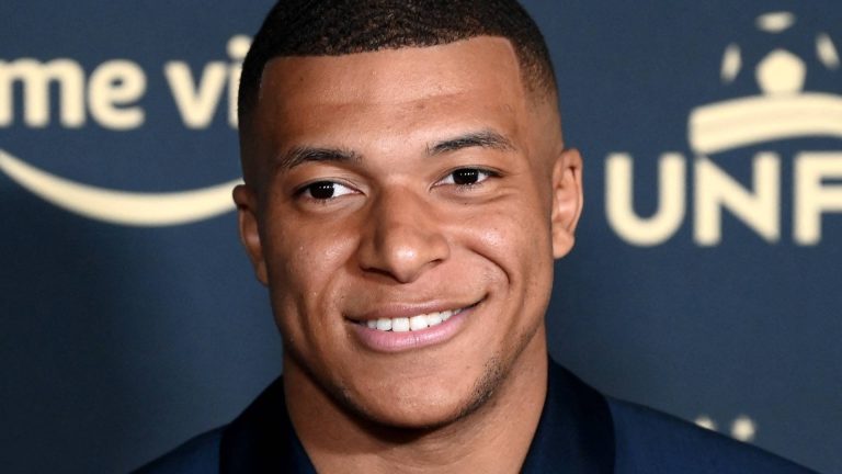 Door Real Madrid begeerde Mbappé kiest toch voor nieuw contract bij PSG