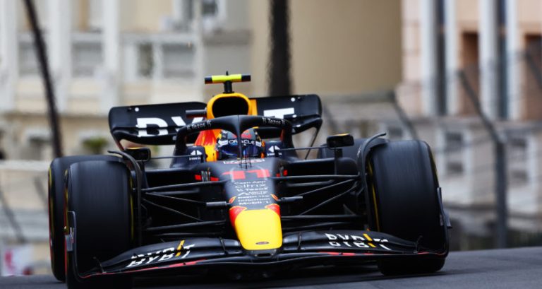 Pérez houdt Sainz nipt achter zich in chaotische GP van Monaco, Verstappen derde