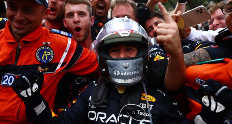 Pérez blijft tot en met 2024 teamgenoot van Verstappen bij Red Bull