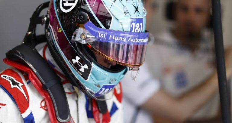 Schumacher baalt van crash met mentor Vettel: ‘Ben er helemaal kapot van’